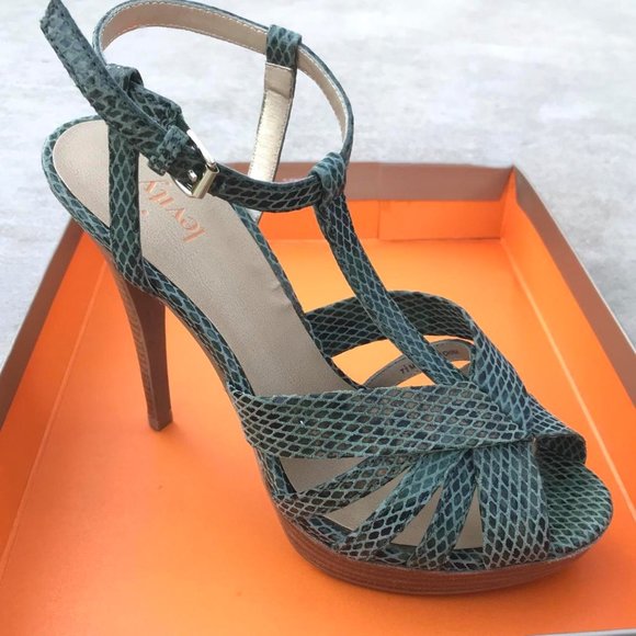 T-strap heels - Picture 3 of 4